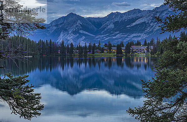 Frühabendlicher Blick auf den Beauvert Lake und die Emerald Lodge in der Fairmont Jasper Park Lodge im Jasper National Park; Alberta  Kanada