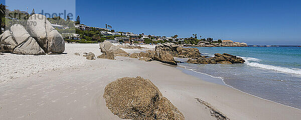 Häuser am Strand und große Felsbrocken entlang des Atlantiks am Clifton Beach; Kapstadt  Westkap  Südafrika