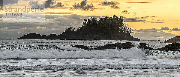 Die Brandung rollt ans Ufer und der goldene Sonnenuntergang leuchtet am Himmel über dem Chesterman Beach im Pacific Rim National Park Reserve auf Vancouver Island; British Columbia  Kanada