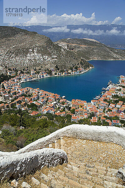 Klippenstufen im Vordergrund mit Blick auf den Hafen und die Stadt Kastellorizo auf der historischen Insel Kastellorizo (Megisti); Dodekanes-Inselgruppe  Griechenland