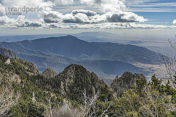 Blick auf den Fuß der Sandia Mountains  New Mexico vom Gipfel des Sandia Crest  Sandia Mountains; Albuquerque  New Mexico  Vereinigte Staaten von Amerika