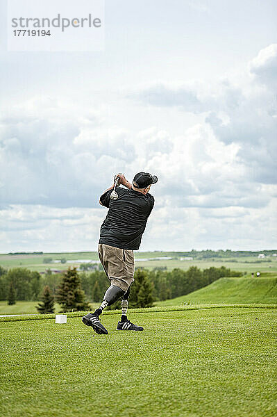 Doppelamputierter mit Beinprothesen auf dem Golfplatz; Okotoks  Alberta  Kanada