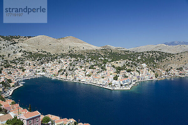 Luftaufnahme des Hafens von Gialos und der Stadt Symi (Simi); Dodekanes-Inselgruppe  Griechenland