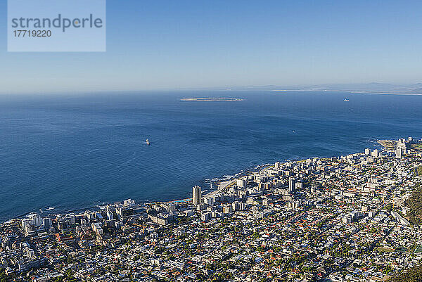 Überblick über die Skyline von Kapstadt und die Küstenlinie entlang der Atlantikküste; Kapstadt  Westkap-Provinz  Südafrika