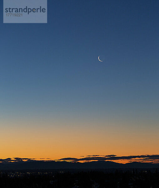 Mondsichel hoch am klaren Himmel bei Sonnenuntergang; Surrey  British Columbia  Kanada