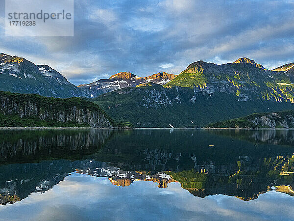 Spiegelung der Berge bei Sonnenuntergang im Geographic Harbor; Katmai National Park and Preserve  Alaska  Vereinigte Staaten von Amerika