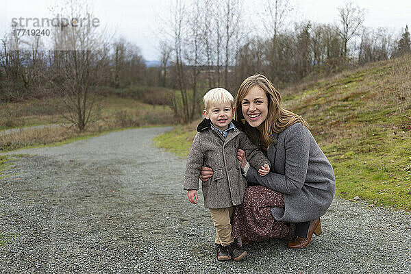 Außenporträt einer Mutter mit ihrem kleinen Sohn; Aldergrove  British Columbia  Kanada
