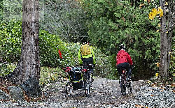 Familienradtour auf einem Weg entlang der Sunshine Coast; British Columbia  Kanada
