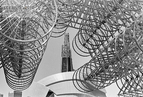 Skulptur Forever Bicycles des Künstlers Ai Weiwei und das Kanadische Museum für Menschenrechte in Winnipeg; Winnipeg  Manitoba  Kanada