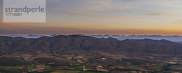 Gebirgskamm bei Sonnenuntergang entlang des Swartberg-Passes in der Prince-Albert-Region; Westkap  Südafrika