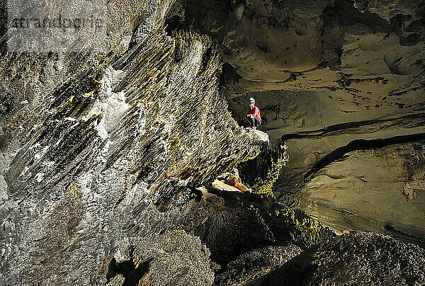 Ein Expeditionsmitglied des Mulu-Höhlenprojekts untersucht ungewöhnlich seltene Phytokarst-Felszacken.