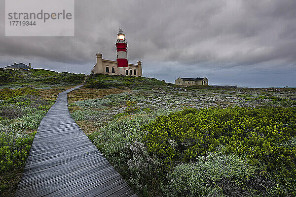 Holzsteg über das Moor  der zum Cape Agulhas-Leuchtturm am Cape Agulhas führt  dem südlichsten Punkt des afrikanischen Kontinents und der maritimen Grenze zwischen dem Indischen und dem Atlantischen Ozean im Agulhas-Nationalpark; Westkap  Südafrika