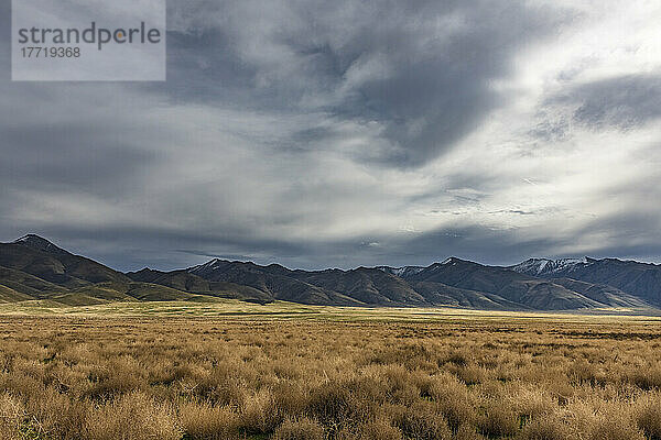 Blick auf die umliegenden Berge und bedrohliches Wetter im Norden Nevadas; Rebel Creek  Nevada  Vereinigte Staaten von Amerika
