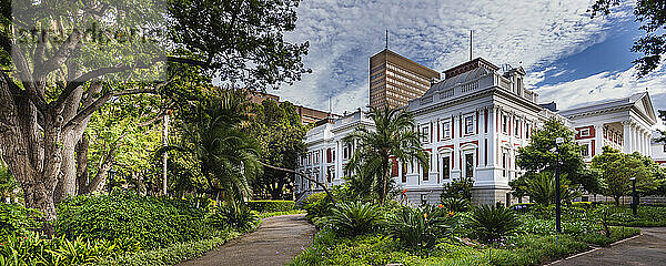 Eines der Gebäude im Komplex der Houses of Parliament of South Africa; Kapstadt  Westkap  Südafrika