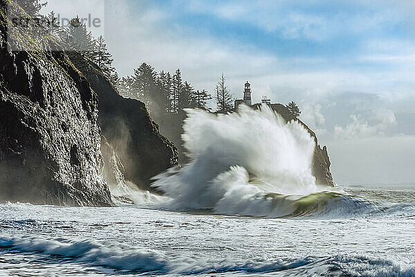 Cape Disappointment Light mit großen Wellen  die auf den darunter liegenden Strand krachen  Cape Disappointment; Washington  Vereinigte Staaten von Amerika