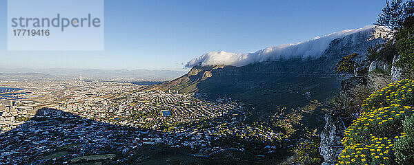 Wolkenformation  die den Tischtuch-Effekt über dem Tafelberg erzeugt  mit einem Überblick über die Skyline von Kapstadt vom Signal Hill und dem Schatten des Lion's Head; Kapstadt  Westkap-Provinz  Südafrika