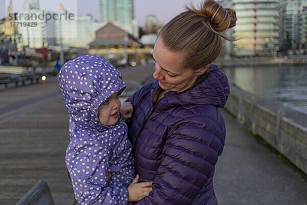 Mutter und kleine Tochter am Lonsdale Quay; North Vancouver  British Columbia  Kanada