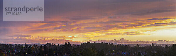 Panoramablick auf einen dramatischen  glühenden Sonnenuntergang über dem Land; British Columbia  Kanada