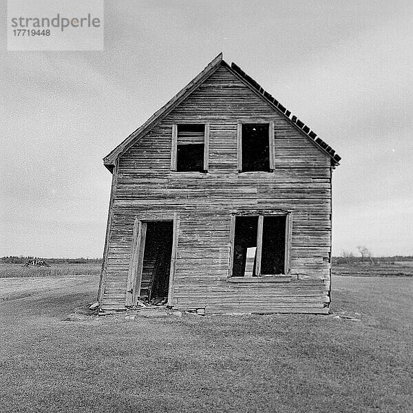 Der Rohbau eines alten verlassenen hölzernen Bauernhauses in der Prärie; Manitoba  Kanada