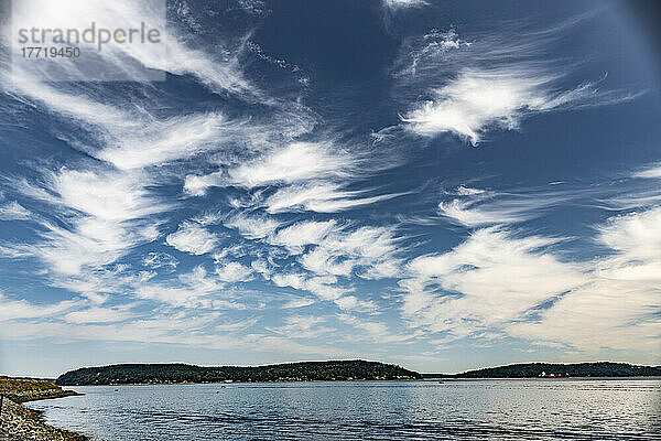 Cirrus Coulds oben und Vashon Island unten über Commencement Bay  Puget Sound; Tacoma  Washington  Vereinigte Staaten von Amerika