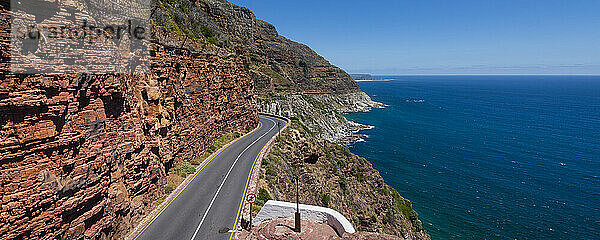 Küstenstraße  Chapman's Peak Drive  entlang der Küstenlinie des Atlantischen Ozeans auf der westlichen Seite der Kaphalbinsel; Kapstadt  Westkap  Südafrika