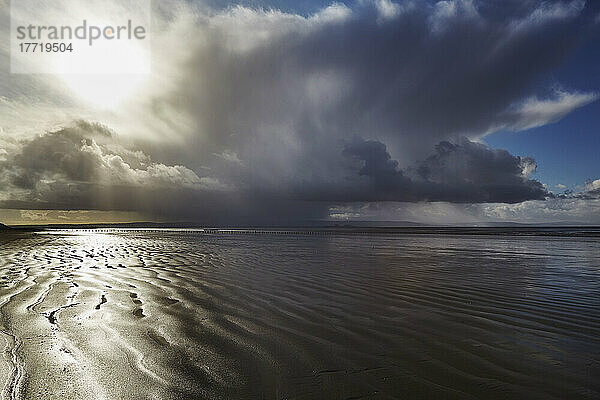 Stürmisches Sonnenlicht am Strand von Berrow  nahe Burnham-on-Sea  Somerset  Großbritannien; Berrow  Somerset  England