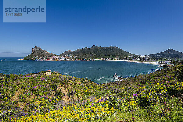 Sentinel Peak an der Mündung der Hout Bay in den Atlantischen Ozean; Kapstadt  Westkap  Südafrika