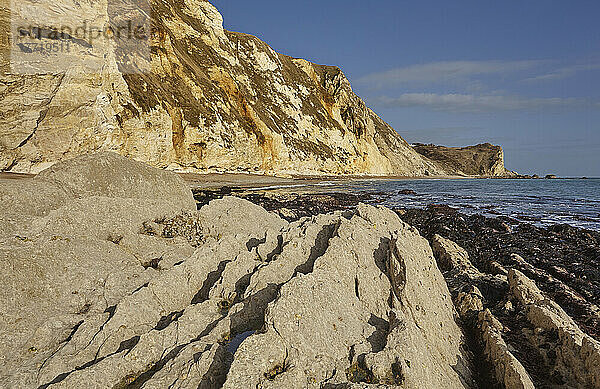 Strand und Klippen um Durdle Door  an der Jurassic Coast Weltkulturerbestätte  Dorset  Großbritannien; Dorset  England