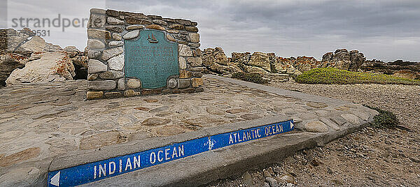 Schild und Metalltafel  die den südlichsten Punkt des afrikanischen Kontinents und die Seegrenze zwischen dem Indischen und dem Atlantischen Ozean am Kap Agulhas angeben; Westkap  Südafrika