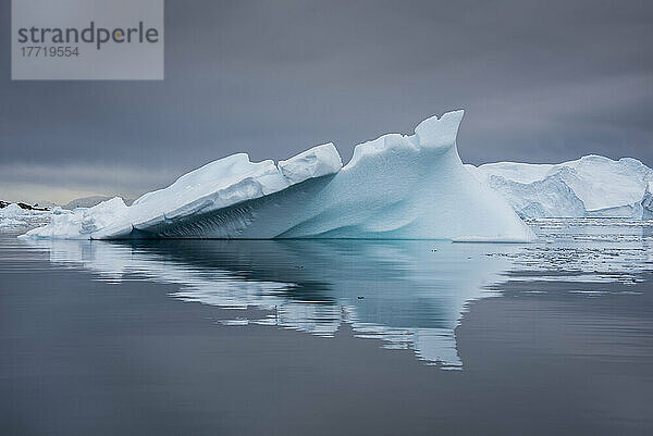Reflexion eines Eisbergs im ruhigen Wasser nahe der Ciera Cove in der Antarktis; Antarktis