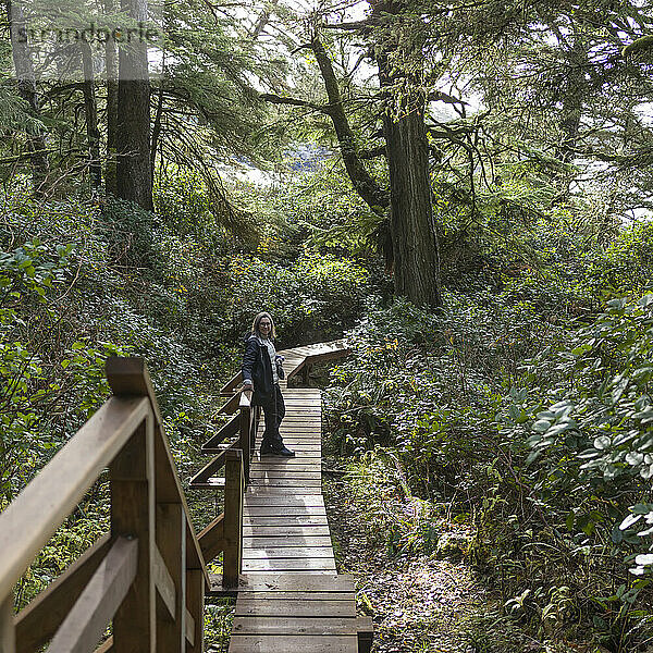 Frau steht auf dem Holzsteg des South Beach Trail  Pacific Rim National Park Reserve  Vancouver Island; British Columbia  Kanada