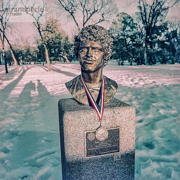 Terry-Fox-Skulptur mit Medaille  Assiniboine Park; Winnipeg  Manitoba  Kanada