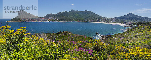 Sentinel Peak an der Mündung der Hout Bay in den Atlantischen Ozean; Kapstadt  Westkap  Südafrika