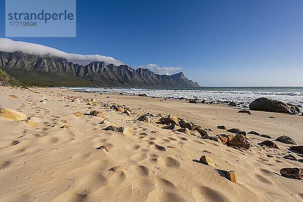 Sandstrand am Atlantik bei Kogel Bay mit den Kogelbergen im Hintergrund; Kogel Bay  Westkap  Südafrika