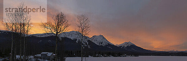 Rosa leuchtender Himmel über schneebedeckten Bergen von Watson's Landing  Smithers  BC; Smithers  British Columbia  Kanada