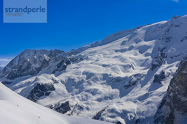 Blick vom Gipfel des Skigebiets Belvedere auf die Marmolada  Fassa-Tal  Dolomiten in Norditalien; Trentino-Südtirol  Trentino  Italien