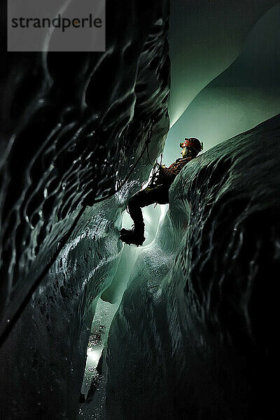 Ein Höhlenforscher und Glaziologe durchquert das Innere einer Gletschermühle.