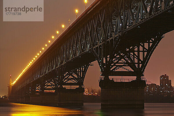 Die Jangtse-Brücke  die den Fluss Jangtse bei Nanjing  China  überquert; Nanjing  Provinz Jiangsu  China