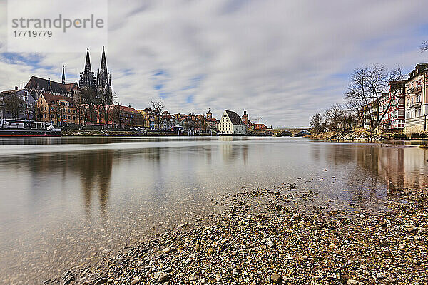 Dampfer Ruthof Ersekcsanad auf der Donau  das Donauschifffahrtsmuseum und der gotische Dom St. Peter mit der alten steinernen Brücke aus dem 12. Jahrhundert  die die Donau überquert  in der Ferne von der Aussicht am Marc-Aurel-Ufer aus gesehen; Regensburg  Oberpfalz  Bayern  Deutschland