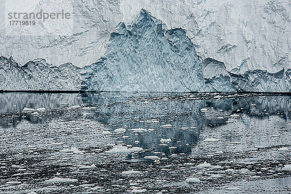 Hohlraum  der von einem riesigen  von einem Eisberg abgespaltenen Fragment in der Cierva-Bucht hinterlassen wurde; Antarktis