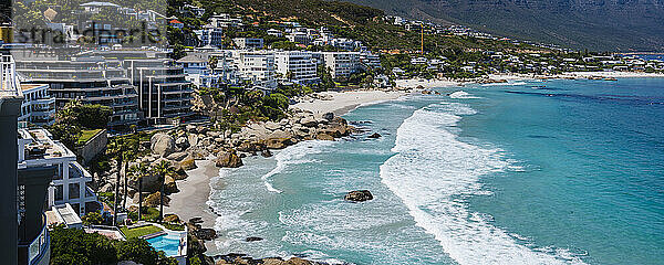 Gebäude entlang des Atlantischen Ozeans am Clifton Beach; Kapstadt  Westkap  Südafrika