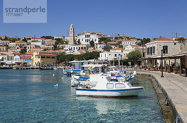 Traditionelle Gebäude und Fischerboote entlang der Uferpromenade im Hafen von Emborio  dem Hauptort der Insel Chalki (Halki); Dodekanes-Inselgruppe  Griechenland