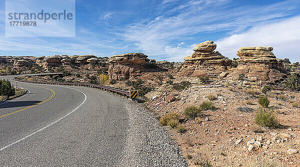 Ein Blick auf die Geologie von der State Route 211 in den Canyonlands National Park  Utah; Moab  Utah  Vereinigte Staaten von Amerika