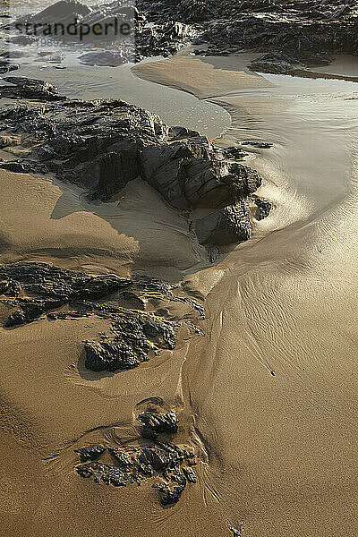 Sand und Felsen entlang der Küstenlinie der Constantine Bay in der Nähe von Padstow  Cornwall  Großbritannien; Cornwall  England