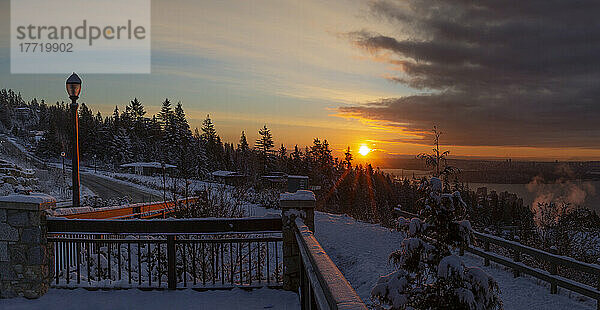 Schöner goldener Sonnenaufgang über einer verschneiten Stadtlandschaft; North Vancouver  British Columbia  Kanada