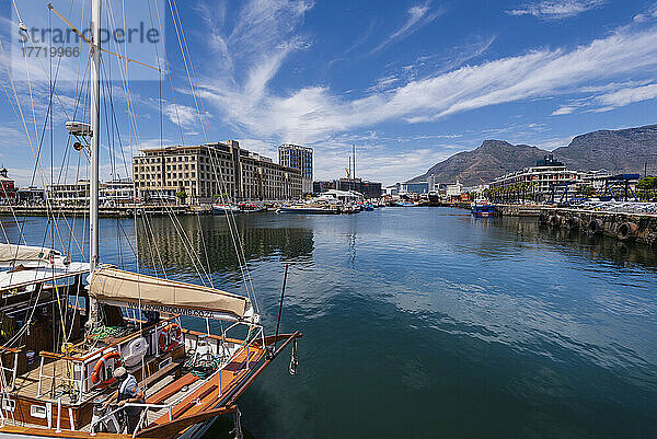 Am Hafen der Victoria and Alfred Waterfront in Kapstadt vertäute Boote mit dem Devil's Peak und dem Tafelberg im Hintergrund; Kapstadt  Westkap  Südafrika