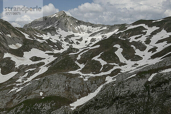Tiefliegender  noch schneebedeckter Teil des Kaukasusgebirges in der Nähe der Schwarzmeerküste; Gagra  Kaukasusgebirge  Abchasien