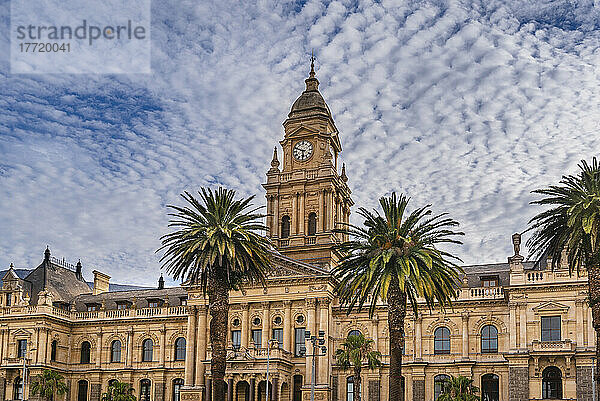 Palmen vor der Fassade des Rathauses von Kapstadt vor einem bewölkten blauen Himmel; Kapstadt  Westkap  Südafrika