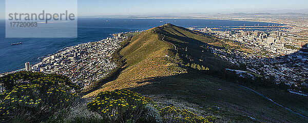 Überblick über die Skyline von Kapstadt und die Küstenlinie entlang des Atlantischen Ozeans von der Spitze des Signal Hill aus; Kapstadt  Westkap-Provinz  Südafrika