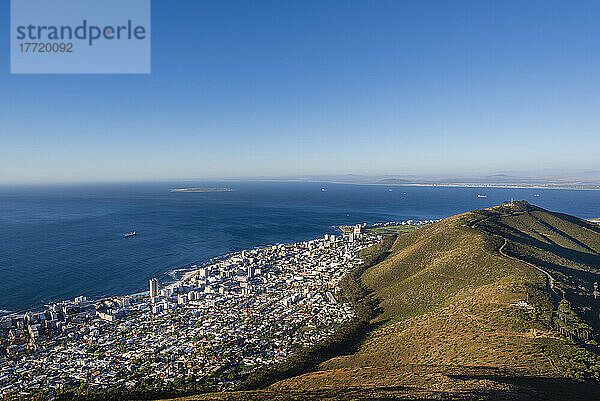 Überblick über die Skyline von Kapstadt und die Küstenlinie entlang des Atlantischen Ozeans von der Spitze des Signal Hill aus; Kapstadt  Westkap-Provinz  Südafrika